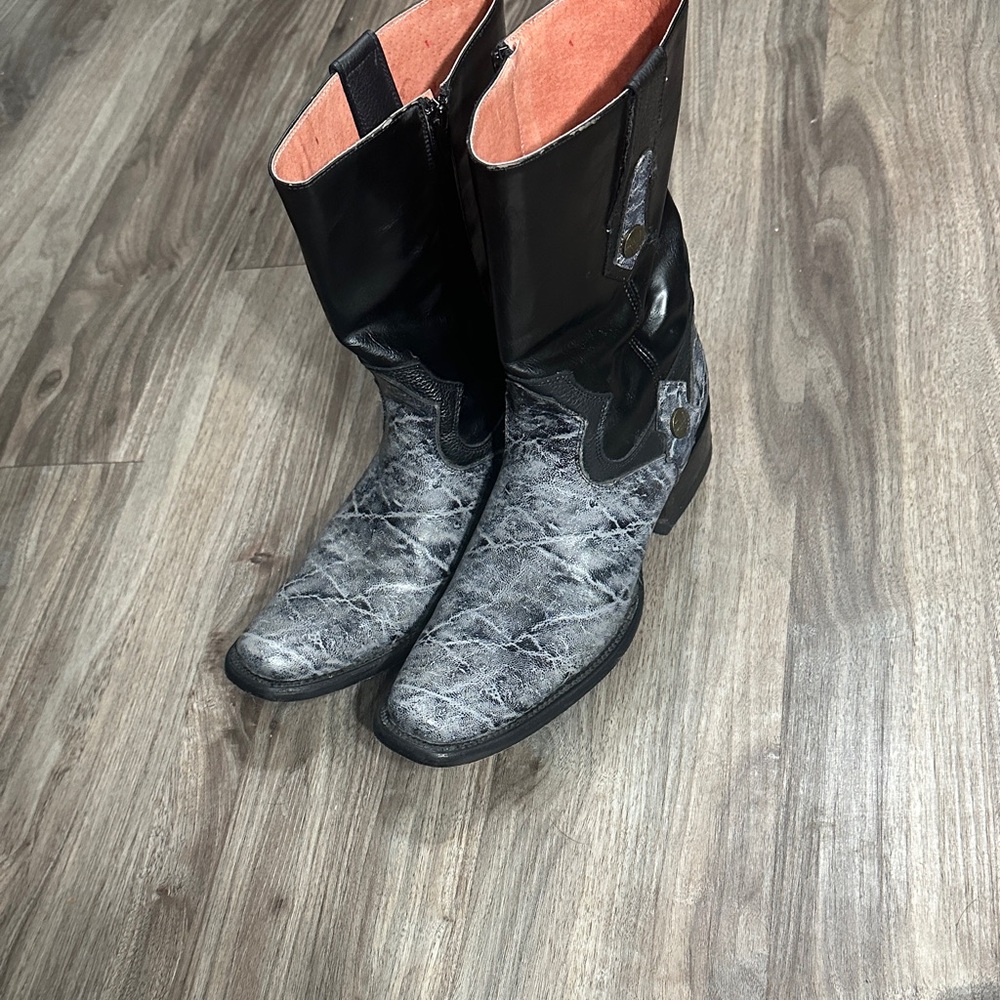 Stylish Black and Gray Men's Western Boots - Picture 10 of 13